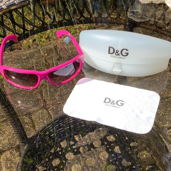 DOLCE & GABANA SUNGLASSES WITH CLEANING CLOTH AND CASE, NEW WITH TAGS - Picture 7 of 8